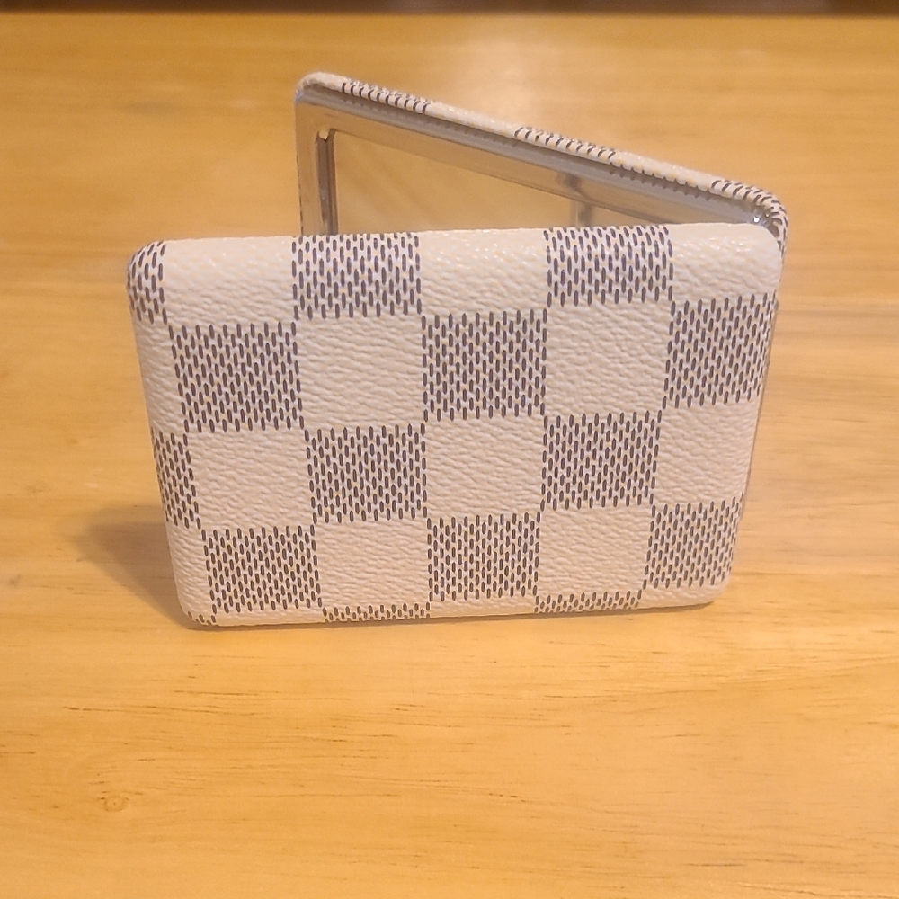 Checkerboard Card Holder in White and Light Gray